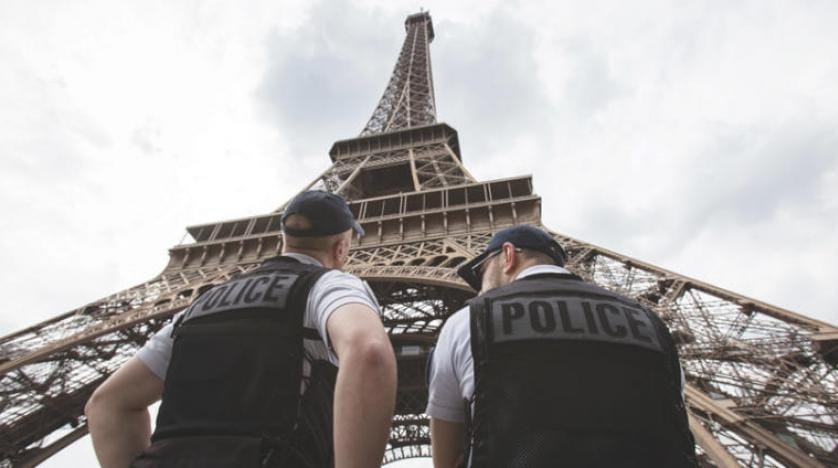 Paris’te Eyfel Kulesi’nin güvenlik görevlilerine saldıran 1 kişi tutuklandı