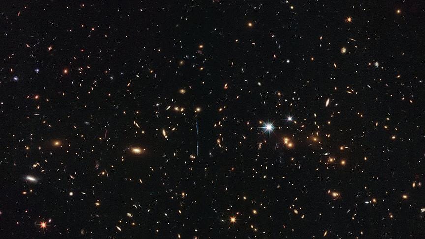 Hubble 3 katrilyon Güneş kütlesinde galaksi kümesini görüntüledi