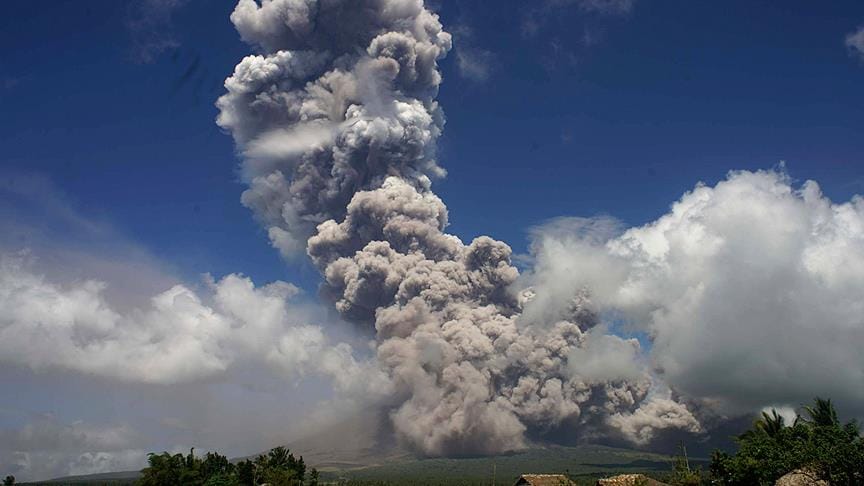 Filipinler’de Mayon Yanardağı patladı