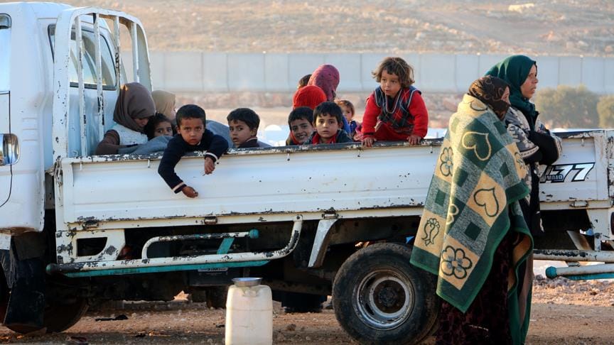 İdlib’deki hava saldırıları bir ayda 270 bin kişiyi yerinden etti