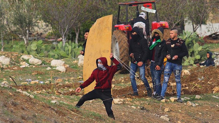 İsrail askerleri 16 Filistinliyi gözaltına aldı