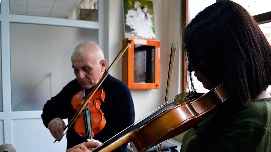 Lisede yarım kalan keman hayalini 80’inde gerçekleştiriyor