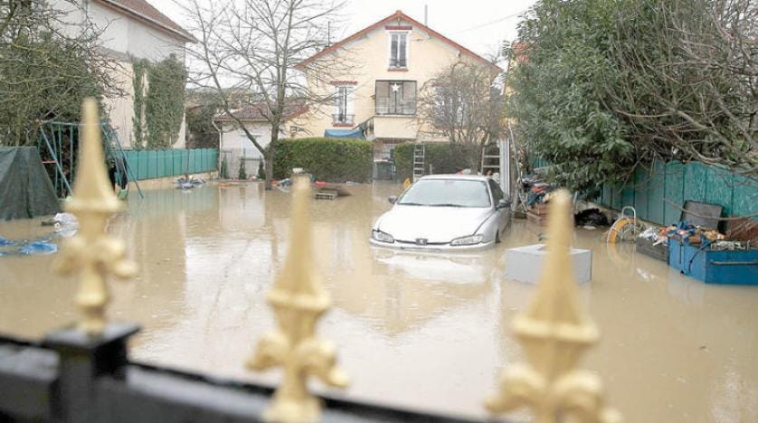 Paris’teki Seine Nehri yükselmeye devam ediyor