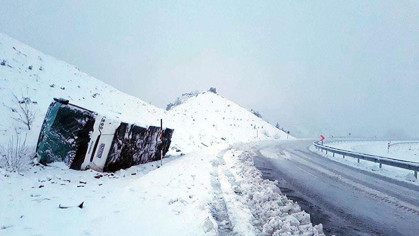Sivas’ta otobüs devrildi: 16 yaralı