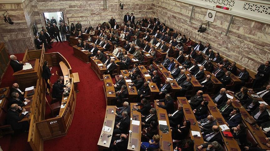 Yunanistan’da yeni kemer sıkma önlemleri meclisten geçti