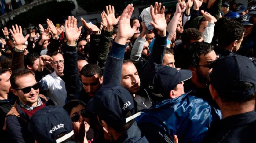 Cezayirli doktorlardan Uyahya karşıtı protesto