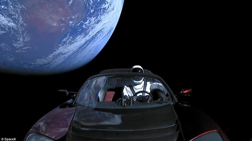 Elon Musk’ın şirketi SpaceX, Falcon Heavy’i uzaya fırlattı