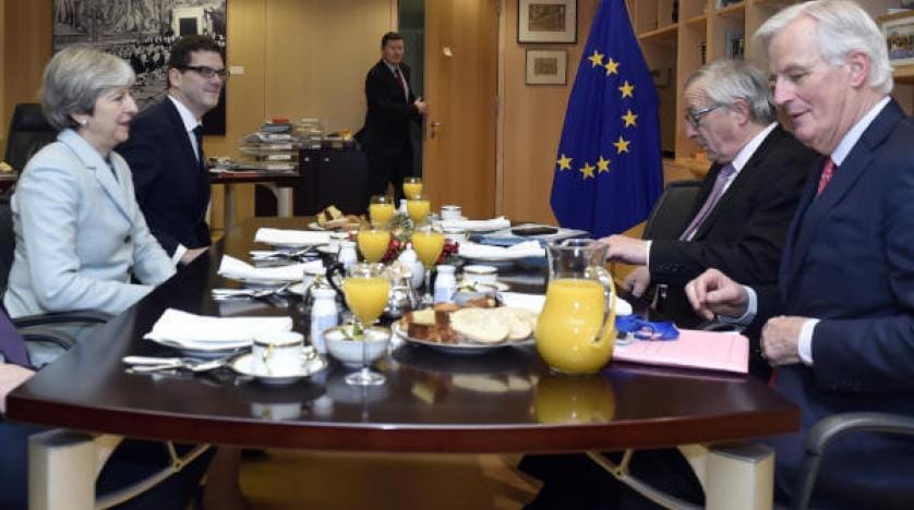 Theresa May, AB Brexit Başmüzakerecisi ile görüştü