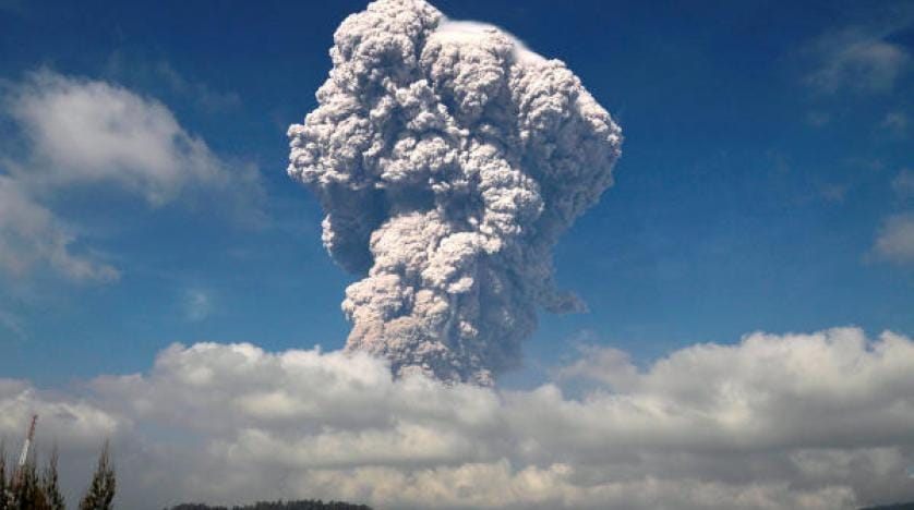 Sinabung Yanardağı yeniden faaliyete geçti