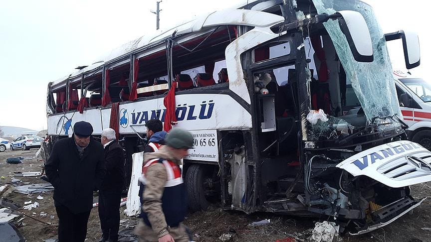 Van’da yolcu otobüsü devrildi: 2 ölü, 22 yaralı
