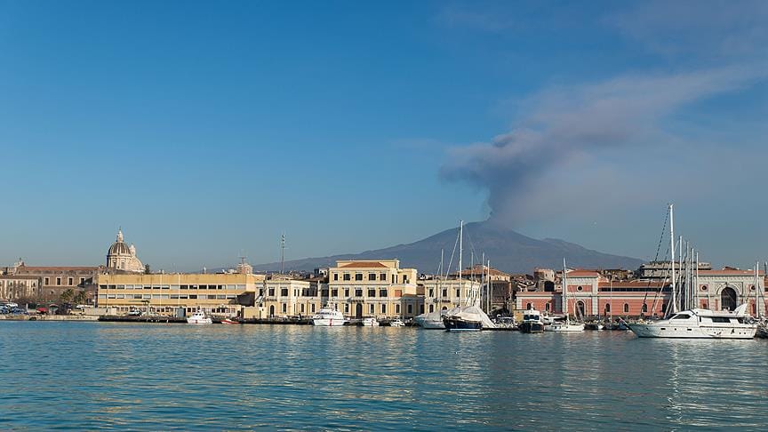 Etna Yanardağı denize doğru kayıyor