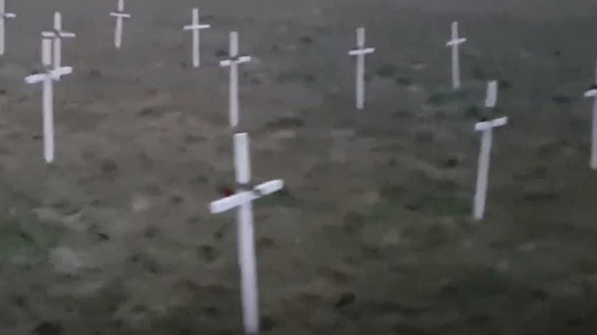 Hollanda’da cami yapılması planlanan alana 23 haç diktiler