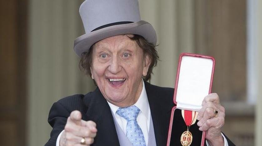 İngiliz komedyen Ken Dodd 90 yaşında hayatını kaybetti