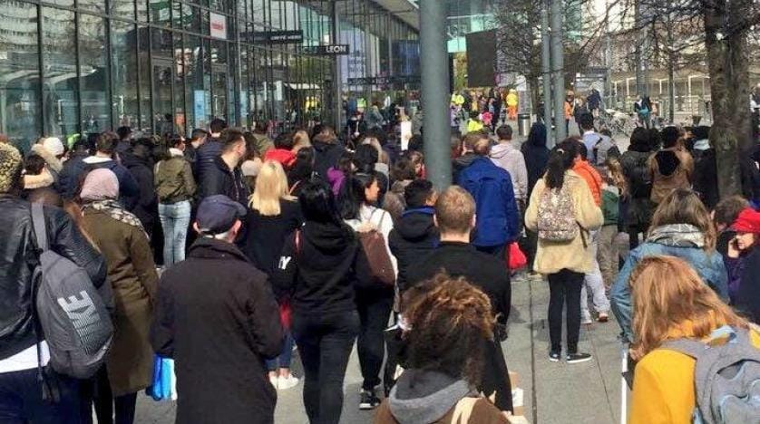Londra’da AVM’de şüpheli araç paniği
