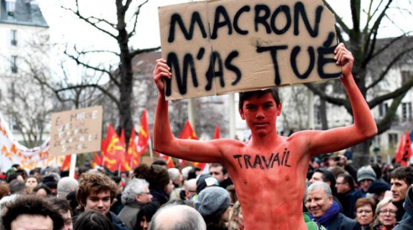 Macron, geleneksel partilerin çöküşünden yararlanarak reformlara öncülük ediyor