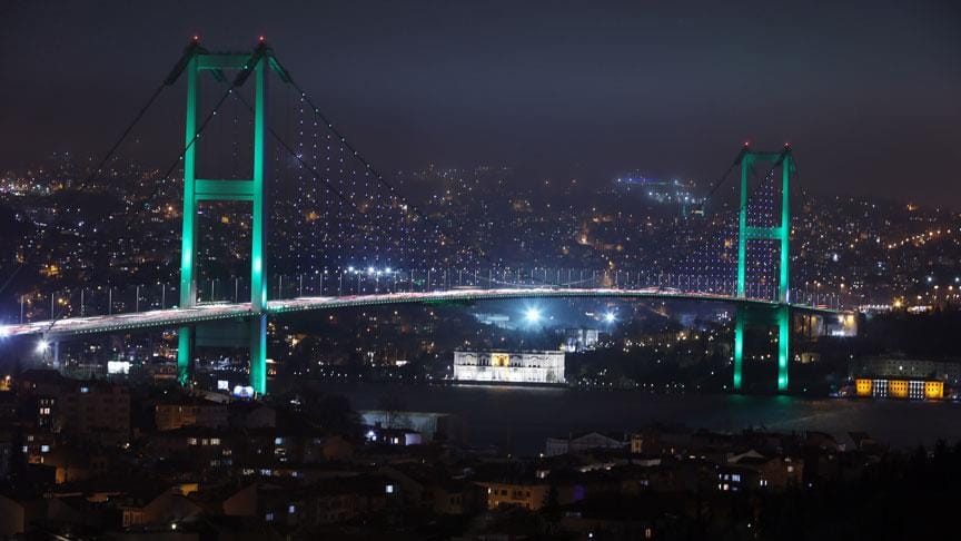 İstanbul’da köprüler Pakistan için ışıklandırıldı