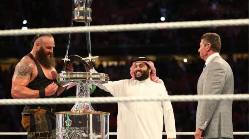 Al eş-Şeyh WWE Şampiyonu Strowman’a kupasını verdi