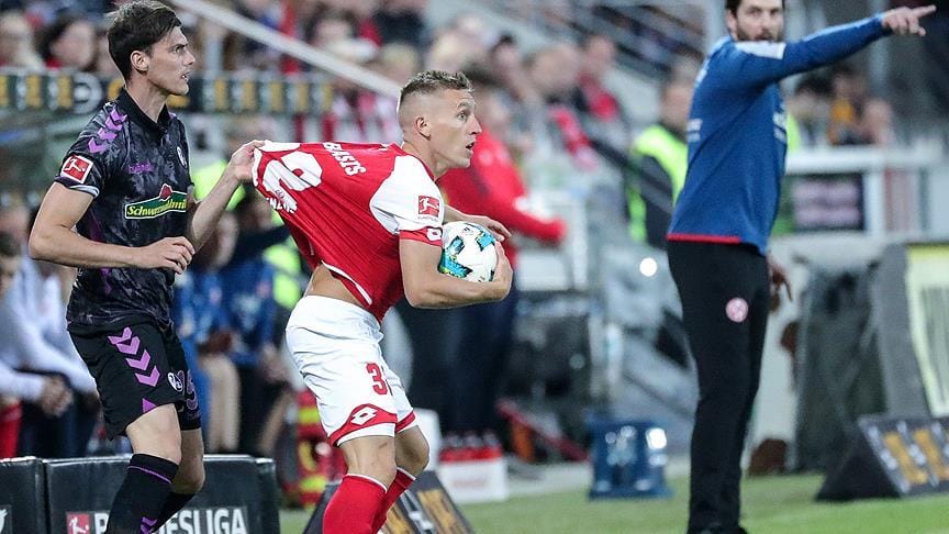 ‘VAR’ ile penaltı verdi soyunma odasına giden futbolcuları çağırdı