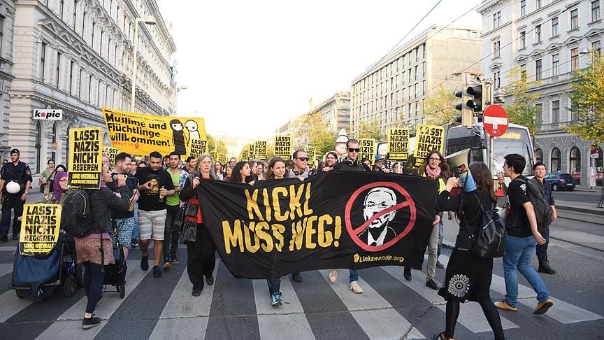 Avusturya’da İçişleri Bakanı’na protesto