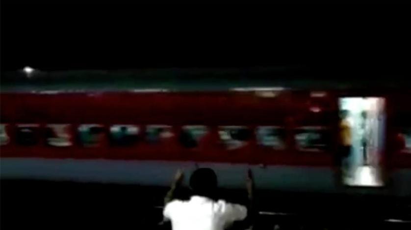 Hindistan’da frenleri boşalan bir tren geriye doğru 13 km sürüklendi