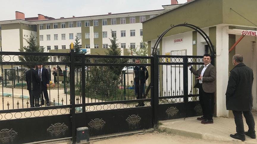 İlkokulda silahla yaralama