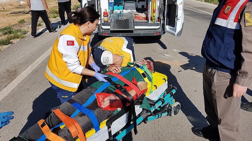 Sanatçı Esat Kabaklı Burdur’da trafik kazası geçirdi