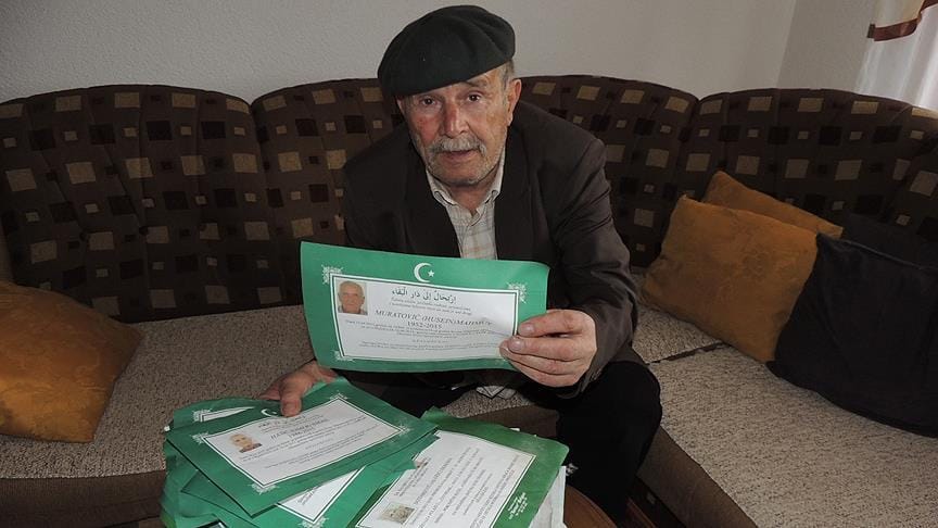 Sokakta topladığı ölüm ilanlarına Kur’an okuyor