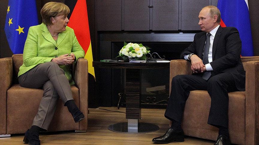 Putin, Merkel ile Suriye ve Ukrayna’yı görüştü