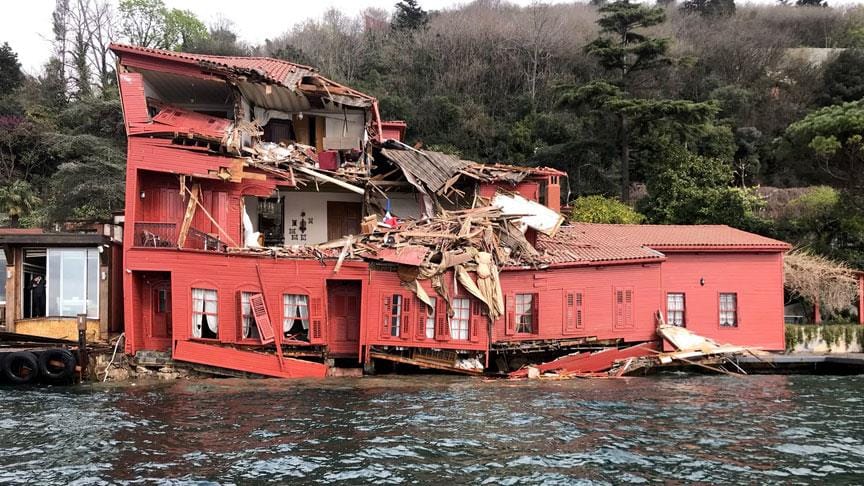 İstanbul Boğazı’nda tanker, yalıya çarptı