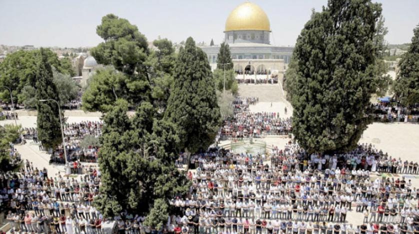 120 bin kişi, Aksa’da Ramazan’ın ilk cuma namazını kıldı