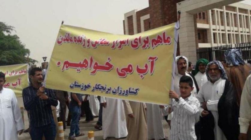 Ahvaz çiftçileri hükümet binasını bastı