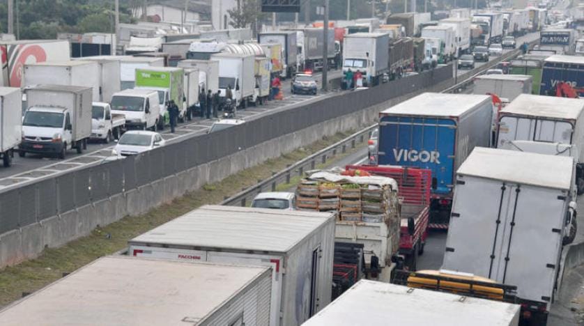 Brezilya Ordusu, kamyon şoförlerinin grevine karşı sokağa indi