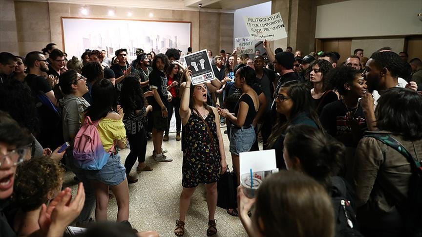 Chicago’da belediye binasında başkana protesto