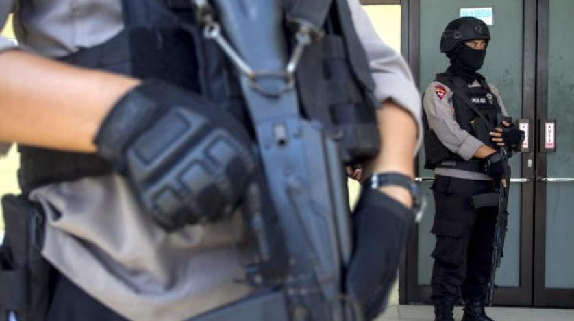 Endonezya’da polis merkezine bıçaklı saldırı