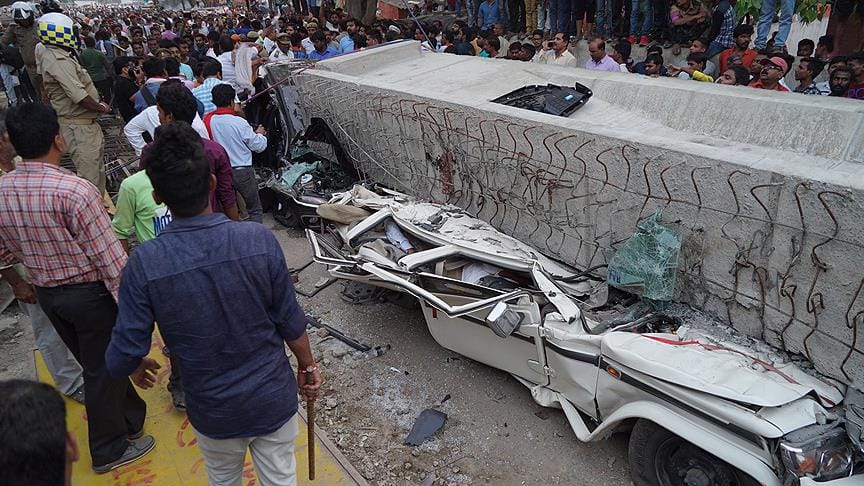 Hindistan’da üst geçit çöktü: 18 ölü