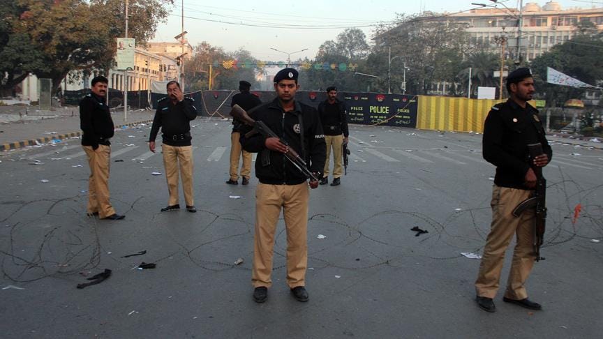 Pakistan’da polis aracına bombalı saldırı: 1 ölü, 13 yaralı