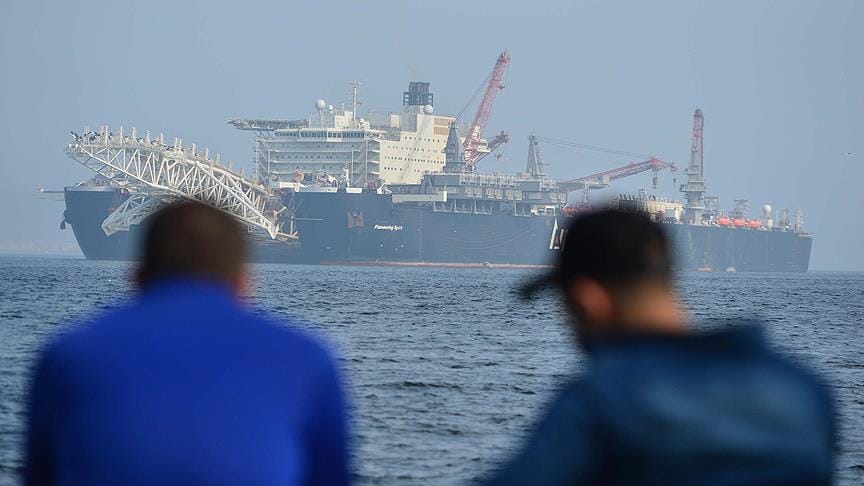 Dünyanın en büyük inşaat gemisi Çanakkale Boğazı’ndan geçti
