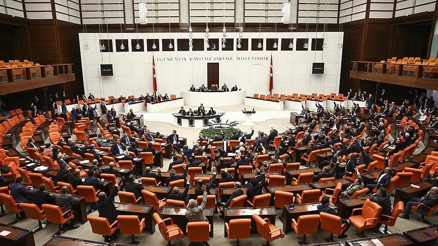 ‘Borçlara yapılandırma, emekliye ikramiye’ tasarısı yasalaştı