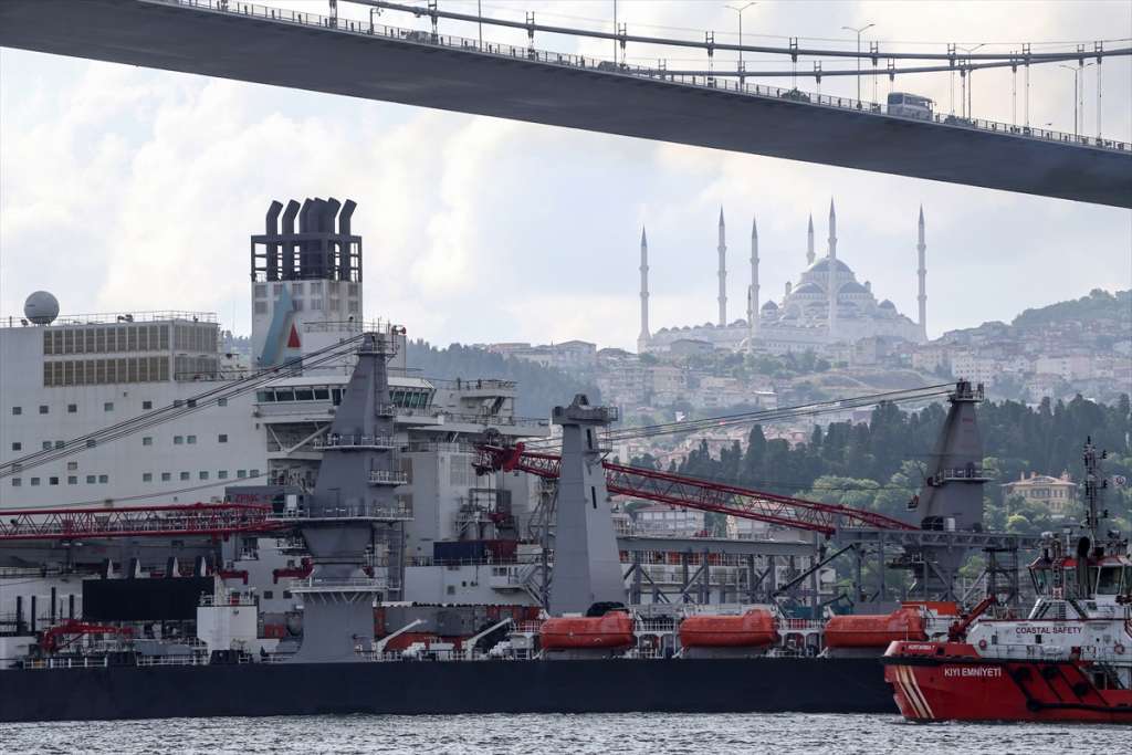Dünyanın en büyük inşaat gemisi 3. kez İstanbul Boğazı’ndan geçti