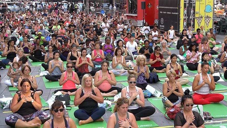 Yoga tutkunları Times Meydanı’nda buluştu