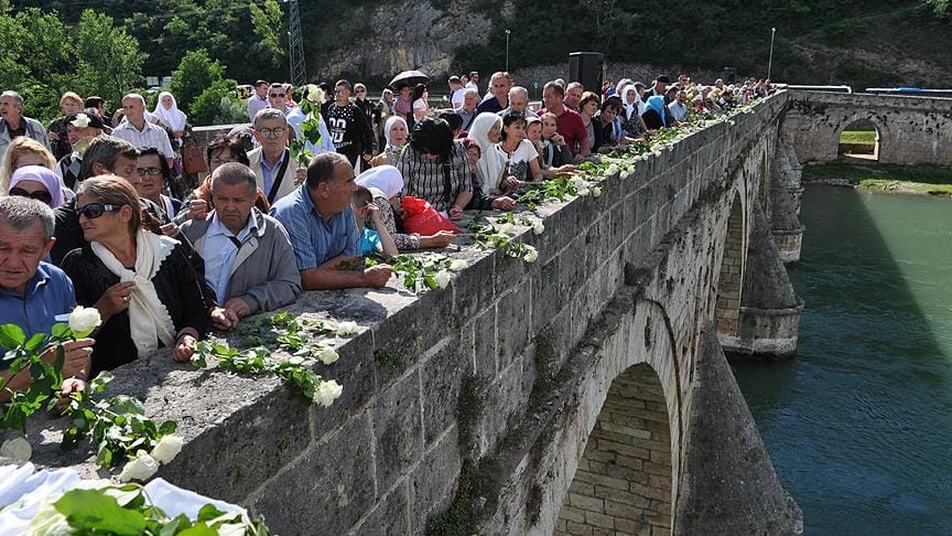 Bosna Savaşı’nda öldürülenler için Drina Nehri’ne 3 bin gül