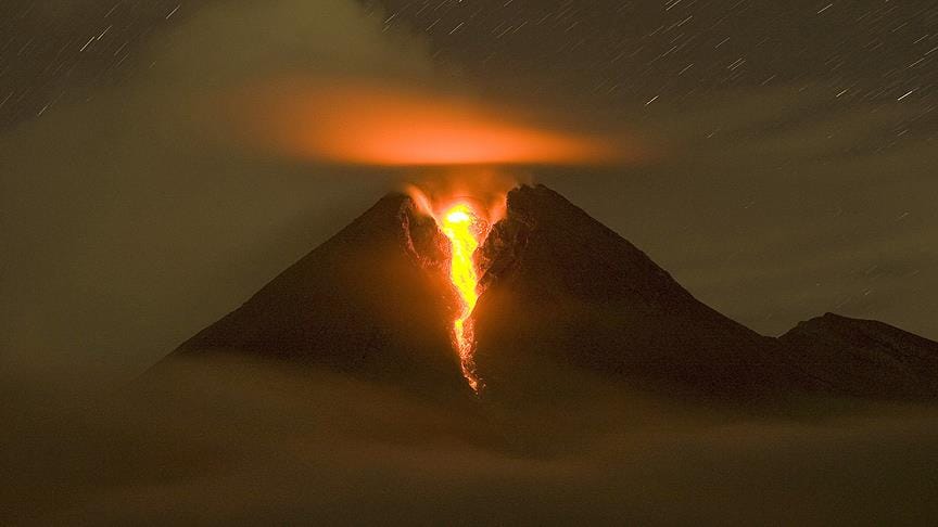 Endonezya’daki Merapi Yanardağı’nda patlama