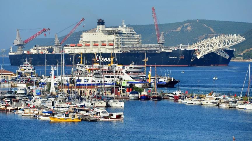 Dünyanın en büyük inşaat gemisi Çanakkale Boğazı’ndan geçti