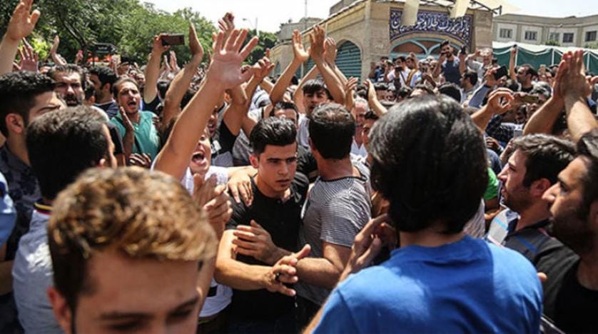 İran’da kötüye giden ekonomi Tahran’da protesto edildi