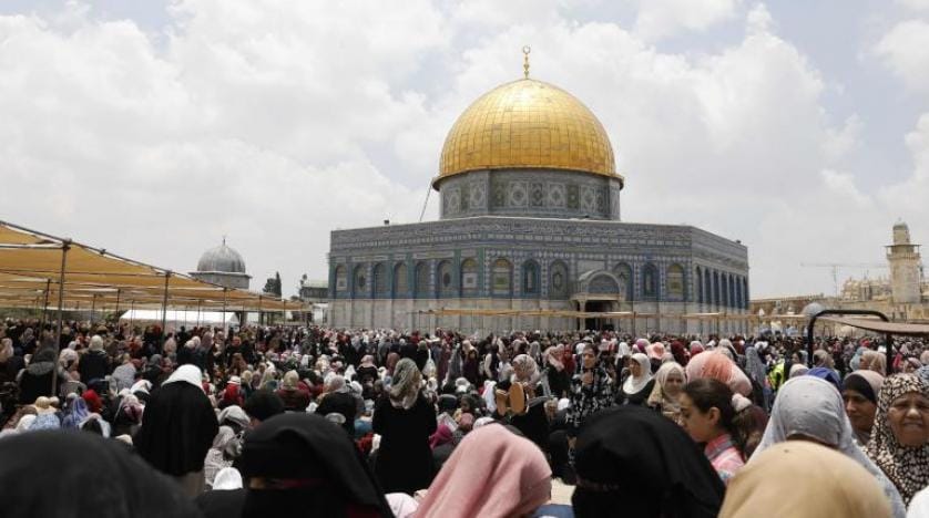İsrail, Mescid-i Aksa’da namaz kılan Filistinlileri kuşattı