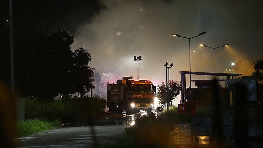 Kocaeli’de karton fabrikasına yıldırım düştü