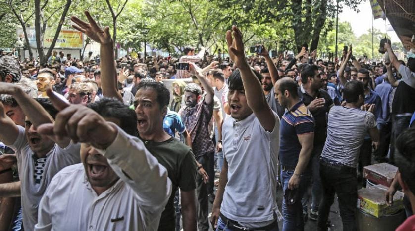Tahran’daki gösterilerde polis göz yaşartıcı gaz kullandı
