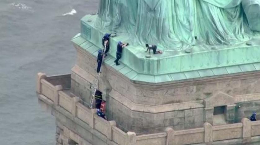 New York’taki Özgürlük Heykeli’nde protesto eylemi