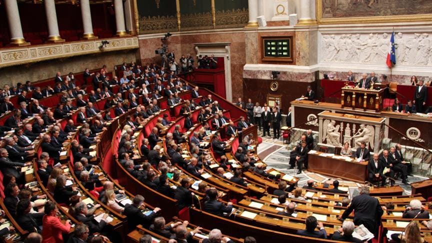 Fransa’da anayasanın ilk maddesinde değişiklik yapıldı