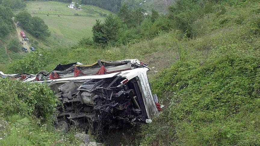 Hindistan’da otobüs uçuruma yuvarlandı: 33 ölü